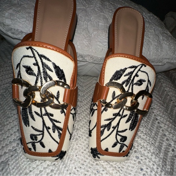Chic Tan and Black Embroidered Women's Mules nwot - Picture 2 of 5